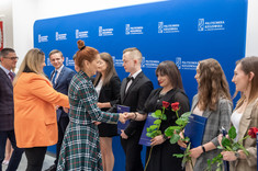 Gratulacje od dziekan WZ prof. PRz Beaty Zatwarnickiej-Madury odbiera Lidia Śmigiel, fot. Arkadiusz Surowiec