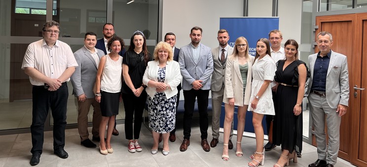 Absolwenci z prowadzącymi - dr. A. Laska (pierwszy z lewej), dr inż. R. Piętowską-Laską i prorektorem WZ ds. studenckich - prof. dr. hab. G. Ostaszem, zdjęcie przekazane przez prof. G. Ostasza