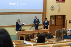 Dr Justyna Stecko z przedstawicielami Wydziałowego Samorządu Studenckiego, fot. Arkadiusz Surowiec