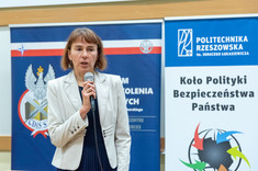 Prelegentka podczas wystąpienia na konferencji. 