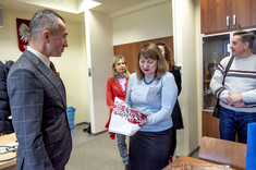 Dr Larysa Lysak przekazuje na ręce prof. G. Ostasza tradycyjnie wyszywany ukraiński rusznyk,