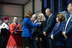 Medal Srebrny za Długoletnią Służbę odbiera dr Anna Ostrowska-Dankiewicz, fot. A. Surowiec.