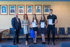 Finaliści konkursu w towarzystwie dziekan WZ, dr hab. B. Zatwarnickiej-Madury i dr. inż. M. Sołtysiaka, fot. Arkadiusz Surowiec