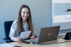 Uczestniczka konferencji podczas prezentacji referatu, fot. Arkadiusz Surowiec