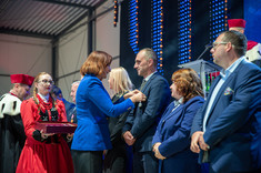 Medal Srebrny za Długoletnią Służbę odbiera dr hab. Krzysztof Prendecki, fot. A. Surowiec.