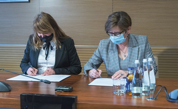 Podpisanie porozumienia przez prorektor PRz dr hab. Iwonę Włoch, prof. PRz i dyrektor ZSNG Joannę Kubit, fot. A. Surowiec