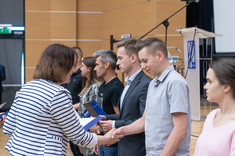 Studenci odbierający zaświadczenia o ukończeniu szkolenia teoretycznego programu "Legia Akademicka" od dr Ewy Leniart, fot. Arkadiusz Surowiec
