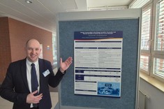 dr inż. S. Stec podczas sesji posterowej przy plakacie przedstawiającym wyniki badań,