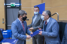 Wręczenie prof. S. Gędkowi nagrody za publikację o wartości 140 pkt., fot. A. Surowiec