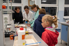 Grupa osób podczas wykonywania eksperymentów w laboratorium.