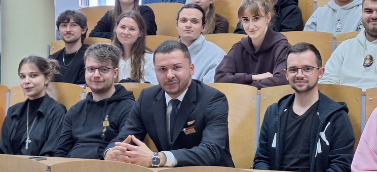 Kariera w chmurach – spotkanie z członkiem załogi pokładowej PLL LOT,