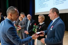 Gratulacje dla odznaczonych od Prorektora PRz prof. Grzegorza Ostasza