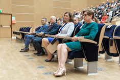 Widok osób zgromadzonych w sali, gdzie odbywała się uroczystość