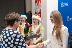 Gratulacje od prof. PRz Iwony Włoch odbiera Natalia Bobik, fot. Arkadiusz Surowiec