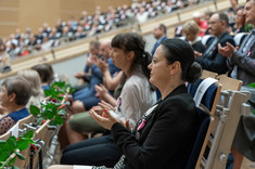 Widok osób zgromadzonych w sali, gdzie odbywała się uroczystość