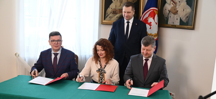 Od lewej: prof. Zbigniew Pater, prof. Marta Kosior-Kazberuk, prof. Piotr Koszelnik w obecności ministra edukacji i nauki prof. Przemysława Czarnka, fot. K.Krzysiak (PL)