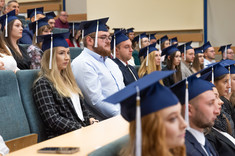 Absolwenci Wydziału Zarządzania podczas graduacji, fot. A. Surowiec