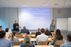 Od lewej dr Justyna Stecko oraz prof. dr hab. Grzegorz Ostasz wraz ze słuchaczami studiów podyplomowych Zarządzanie zasobami ludzkimi, fot. A.Surowiec