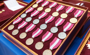 Pracownicy Wydziału Zarządzania uhonorowani odznaczeniami podczas inauguracji 75-lecia PRz