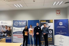 Organizatorzy wydarzenia ze zwycięską drużyną,