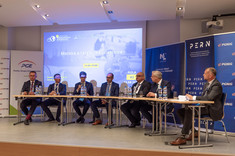 Od lewej: Grzegorz Wysocki, Marcin Pieńkowski, Gabriel Gorbačevski, Jarosław Trybuchowicz, Grzegorz Strzelczyk, Karol Rabenda, kmdr por. dr Rafał Miętkiewicz, fot. A. Surowiec