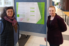 dr K. Chudy-Laskowska oraz dr hab. T. Piecuch podczas sesji posterowej prezentują wyniki swoich badań,