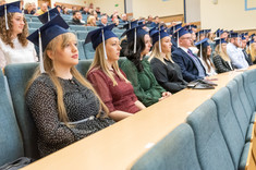 Absolwenci Wydziału Zarządzania podczas graduacji, fot. A. Surowiec