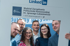 Absolwenci w ramce promocyjnej WZ, fot. Arkadiusz Surowiec