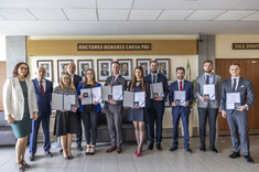 Laureaci medalu "Primus Inter Pares" z przedstawicelami Fundacji Rozwoju Politechniki Rzeszowskiej (od lewej) Iwoną Ślęzak-Gładzik, Romanem Krzystyniakiem i Grzegorzem Królem, fot. B. Motyka