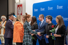 Gratulacje od dziekan WZ prof. PRz Beaty Zatwarnickiej-Madury odbiera Norbert Drążek, fot. Arkadiusz Surowiec