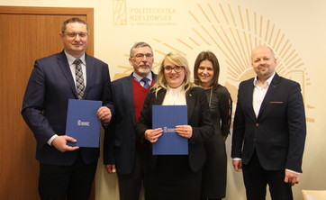 Rolą uczelni jest wspomaganie kształcenia już na poziomie szkoły średniej...