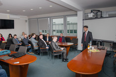 Profesor Magno Paiva w trakcie spotkania z pracownikami Wydziału Zarządzania