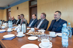 Od lewej pracownicy WZ,członkowie Rady Biznesu oraz prof. dr hab. Grzegorz Ostasz, fot. A. Surowiec