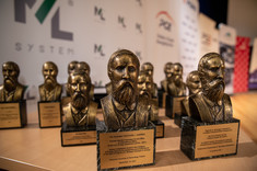 Galeria: Nagrody - statuetka I. Łukasiewicza,  fot. A. Surowiec.