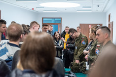 Uczniowie na jednym ze stanowisk służb mundurowych, fot. A. Surowiec