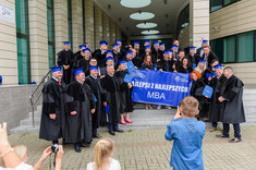 Absolwenci podczas graduacji, 