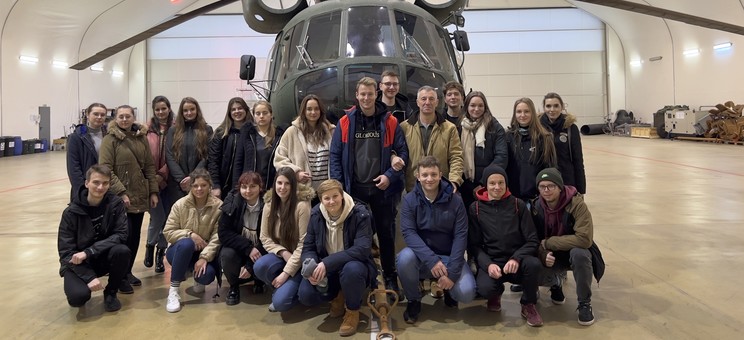 Dr hab. inż. Grzegorz Rosłan, prof. PRz oraz studenci WZ podczas wizyty w 8.Bazie Lotnictwa Transportowego i 3. Grupie Poszukiwawczo-Ratowniczej w Krakowie, fot. organizator wizyty 