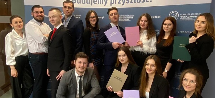 Absolwenci kierunku logistyka,