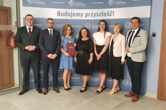 Absolwenci z dr hab. Lucyną Witek, prof. PRz i z dr inż. Agatą Warmińską, zdjęcie udostępnione przez dziekanat WZ