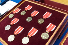 Pracownicy Wydziału Zarządzania uhonorowani odznaczeniami podczas inauguracji 75-lecia PRz