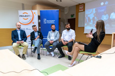 Paneliści podczas dyskusji - przy głosie prowadząca panel Natalia Bobik, fot. Arkadiusz Surowiec