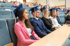 Absolwenci Wydziału Zarządzania podczas graduacji, fot. A. Surowiec.