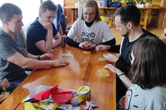 Wolontariusze podczas zabaw z dziećmi, zdjęcie udostępnione przez wolontariusza