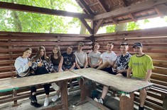 Wspólne zdjęcie podczas oczekiwania kolejnej grupy na wejście na strzelnicę, zdjęcie udostępnione przez uczestników