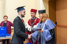 Wyróżniony absolwent odbiera gratulacje od dr hab. Beaty Zatwarnickiej-Madury, prof. PRz, fot. A. Surowiec.