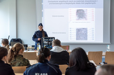 Mł. asp. Katarzyna Głód podczas prezentacji, fot. A. Surowiec