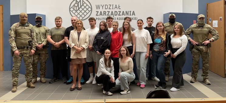 Studenci poznali zasady reagowania na zagrożenie typu „Aktywny Strzelec”,