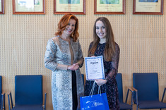 Laureatka III miejsca w konkursie w towarzystwie dziekan WZ, dr hab. B. Zatwarnickiej-Madury, fot. Arkadiusz Surowiec