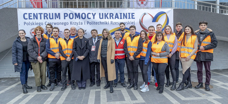 Wolontariusze z przedstawicielami delegacji z Kanady, fot. B. Motyka.