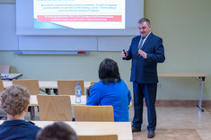 Dr inż. Marek Barć podczas wykładu